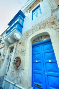 Foto dalla galleria di Seaview Sliema 30 seconds to High Street & Ferry, 2x Double En-suite Bedrooms, Modern Whole Traditional Townhouse, Kitchen, Living Area, & Roof Terrace a Sliema