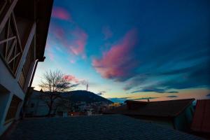 a view of the sky with a mountain in the background at Apartamenti Gomi 17 in Tbilisi City