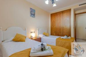 ein Hotelzimmer mit zwei Betten mit Handtüchern darauf in der Unterkunft 2 BDR apt with heated pool & jacuzzi in Benalmádena + 58 Fotos