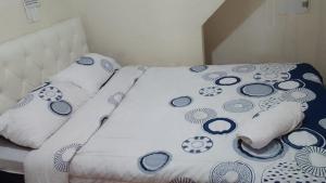 Depto 3 dormitorios Sector Embajada Américana Quito房間的床