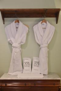 three white towels on a shelf with two candles at Pensió Bellmirall in Girona