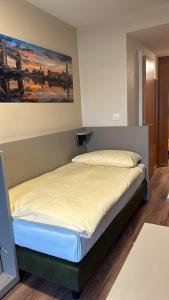 Letto o letti in una camera di Hotel Pickwick and Pub "the room with a view"