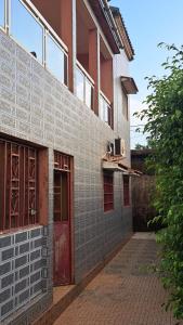 ビサウにあるCasa Zauad low cost family houseの赤い扉が付いたレンガ造り