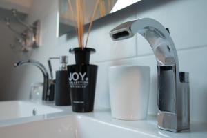 a kitchen counter with a sink and a faucet at B&B Van Hunebed Naar Jullie Bed in Schoonoord