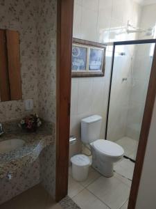 ein Badezimmer mit Toilette, Dusche und Waschbecken in der Unterkunft Pousada Nossa Senhora das Graças in Cachoeira Paulista