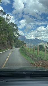 圣本图-杜萨普卡伊Chalé Refúgio Olíviah的享有远处群山的道路美景