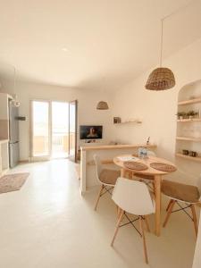 a kitchen with a table and chairs in a room at Casa da Leoa in Sal Rei