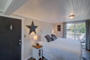 a bedroom with a large bed and a star on the wall at Akari Bungalows #4 in Long Beach