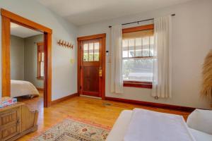 un soggiorno con un divano e una finestra di The Charming Bungalow 2BD 1BTH a Manhattan