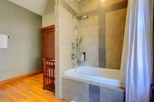 un bagno con vasca e doccia di The Charming Bungalow 2BD 1BTH a Manhattan