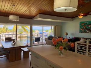 una cucina e un soggiorno con vista sull'oceano di Sunrise Escape - Ocean Front Villa - Sleeps 10 a Key Largo