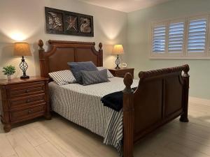 una camera con un letto e due comodini e due lampade di Sunrise Escape - Ocean Front Villa - Sleeps 10 a Key Largo Altre 51 foto