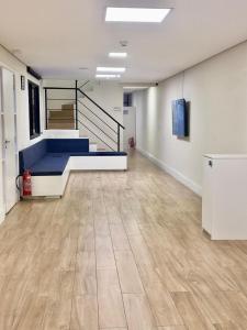 a room with a blue bed and a wooden floor at Quarto individual Vila Olimpia in Sao Paulo