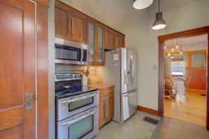 una cucina con fornelli e frigorifero di The Charming Bungalow 2BD 1BTH a Manhattan Altre 24 foto