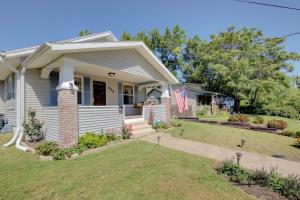 una casa con una bandiera nel cortile anteriore di The Charming Bungalow 2BD 1BTH a Manhattan