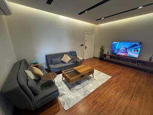 TV a/nebo společenská místnost v ubytování مساكن خاصة بتصميم فندقي ووصول ذاتي