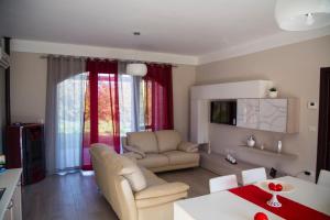 a living room with a couch and a table at La Dolce Mela in Buonabitacolo