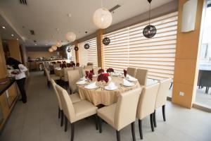 una sala da pranzo con un lungo tavolo e sedie di VIP Hotel Segamat a Segamat