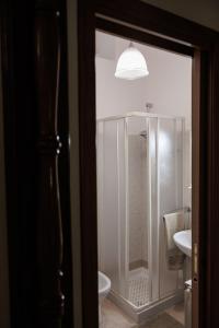 Un baño con ducha, inodoro y lavabo. en Affittacamere Principe, en San Marco dei Cavoti 28 fotos más