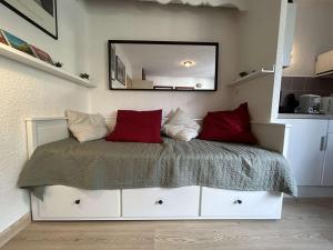 Ένα ή περισσότερα κρεβάτια σε δωμάτιο στο Studio cosy proche pistes avec balcon et parking, 4 couchages - FR-1-330F-241