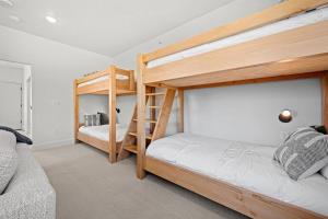 a bedroom with two bunk beds and a couch at Golf and Ski Haven in Eden on Golf Course Pt C208 in Mountain View Estates