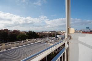 Un balcón con vista a una ciudad en SeaLove Suite, en Benalmádena