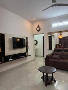TV a/nebo společenská místnost v ubytování HOME STAY at SRIRAM VILLA Kumbakonam + 29 fotografií