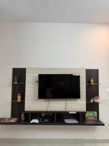 TV a/nebo společenská místnost v ubytování HOME STAY at SRIRAM VILLA Kumbakonam