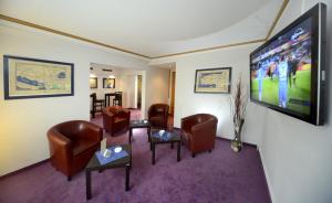 TV a/nebo společenská místnost v ubytování Hotel Bavaria Brehna