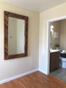ein Bad mit einem Spiegel und einem WC in der Unterkunft Calligraphy home with Private Deck near SDSU in San Diego + 9 Fotos