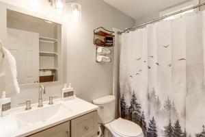 Baðherbergi á Less Than 1 Mi to Dtwn Pet-Friendly Cabin in Murphy! +16 myndir