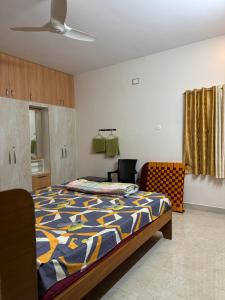 Postel nebo postele na pokoji v ubytování HOME STAY at SRIRAM VILLA Kumbakonam