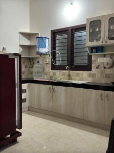 Kuchyň nebo kuchyňský kout v ubytování HOME STAY at SRIRAM VILLA Kumbakonam