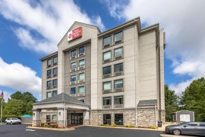 un bâtiment d'hôtel avec un panneau sur celui-ci dans l'établissement Best Western Plus Spartanburg, à Spartanburg