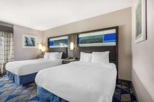 une chambre d'hôtel avec deux lits et deux fenêtres dans l'établissement Best Western Plus Spartanburg, à Spartanburg 17 autres photos