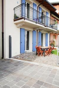 a patio with a table and chairs in front of a building at Appartamento alle Rive in Salò