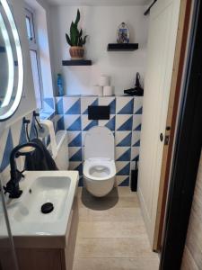 Ένα μπάνιο στο Comfy compact apartment with parking and 1GB wifi
