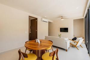 Μια τηλεόραση ή/και κέντρο ψυχαγωγίας στο Close to Cenotes Private Pool 24hr Hr Security Gym Yoga Villa