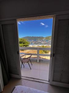 una camera con balcone con vista sull'oceano di Pousada Casa da Praia ad Arraial do Cabo