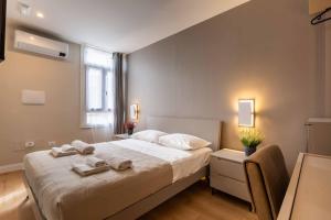 A bed or beds in a room at LUMINA3 Luxury Room ROME