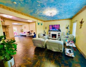 Μια τηλεόραση ή/και κέντρο ψυχαγωγίας στο Garden View 4-bedroom house in charming El Dorado Hills with Wifi