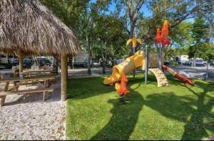 Garður fyrir utan RV by the Sea - Glamping in the Keys - Sleeps 6