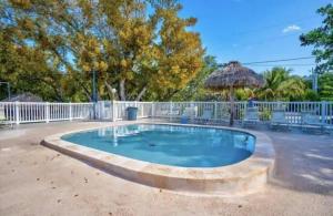 Sundlaugin á RV by the Sea - Glamping in the Keys - Sleeps 6 eða í nágrenninu