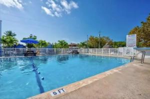 Bazén v ubytování RV by the Sea - Glamping in the Keys - Sleeps 6 nebo v jeho okolí