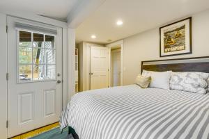 una camera da letto con un letto grande e una finestra di 12 Mi to Mt Sunapee Ski Resort Cozy Cottage! a New London