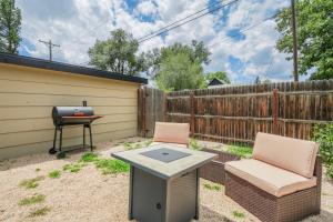 ein Hinterhof mit Grill, zwei Stühlen und einem Grill in der Unterkunft Steps to Downtown Eateries & Bars - With Fire Pit! in Colorado Springs