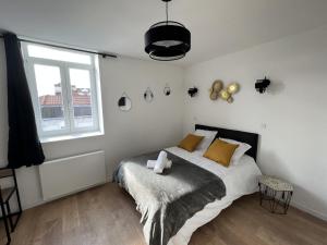 リエヴァンにあるLe Cosy, 2P Centre-villeのベッドと窓のある寝室