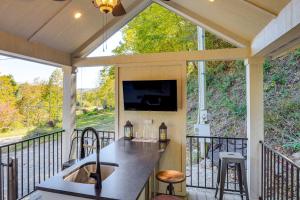 una veranda schermata con lavandino e televisore di Deck, Grill and Fishing Pond Modern Cookeville Gem a Cookeville