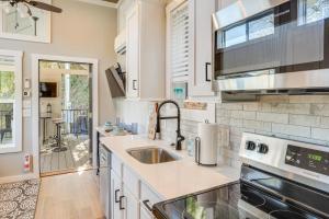 una cucina con lavello e fornello di Deck, Grill and Fishing Pond Modern Cookeville Gem a Cookeville
