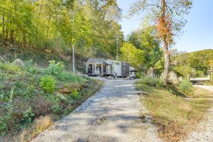 una strada sterrata che porta a una piccola casa di Deck, Grill and Fishing Pond Modern Cookeville Gem a Cookeville